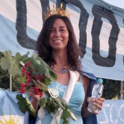Una "reina" ambientalista repartió agua en la Vendimia de Uspallata