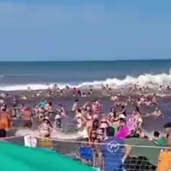 Pánico en Santa Clara del Mar por una ola gigante que dejó un muerto y 35 heridos 