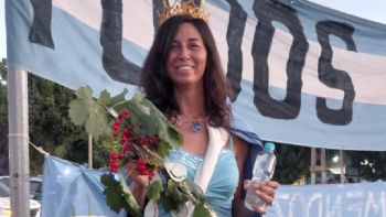 Una reina ambientalista repartió agua en la Vendimia de Uspallata