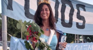 Una "reina" ambientalista repartió agua en la Vendimia de Uspallata