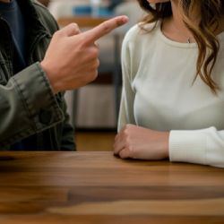 Discutió con su novio e intentó asesinarlo a puñaladas