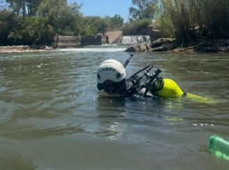 El equipo de buceo busca a Rita en el canal Cacique Guaymallén