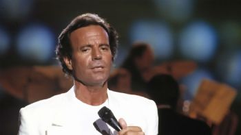 Denunciaron a Julio Iglesias por agresiones sexuales y abuso de poder