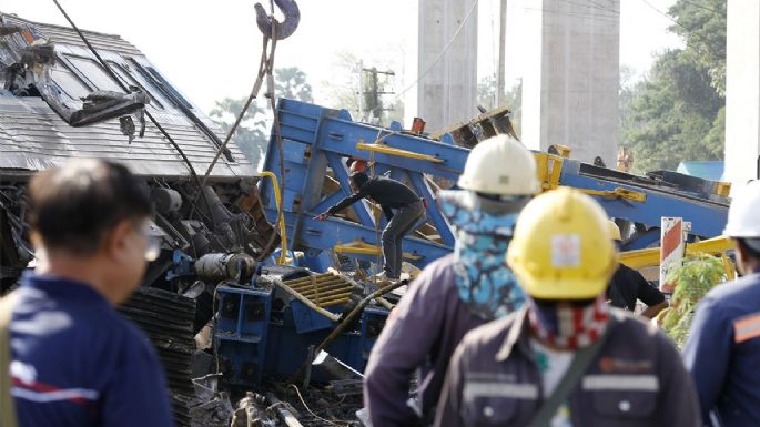 Tragedia en Tailandia: una grúa cayó sobre un tren y dejó al menos 30 muertos y 67 heridos