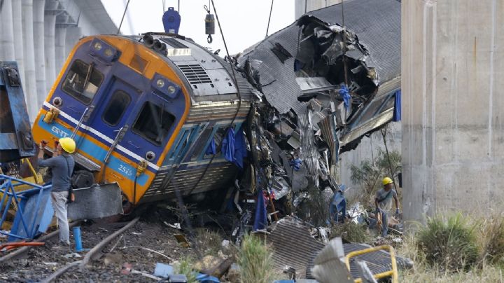 Tragedia en Tailandia: una grúa cayó sobre un tren y dejó al menos 30 muertos y 67 heridos