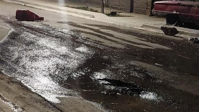 La pérdida de agua que lleva más de dos meses y de la que nadie se hace cargo
