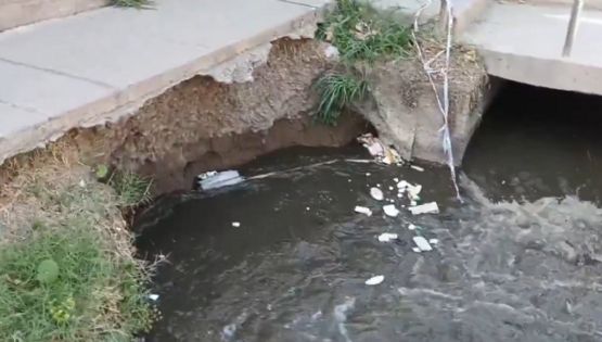 Peligro al acecho en Guaymallén: un socavón "devora" la vereda en calle Tirasso