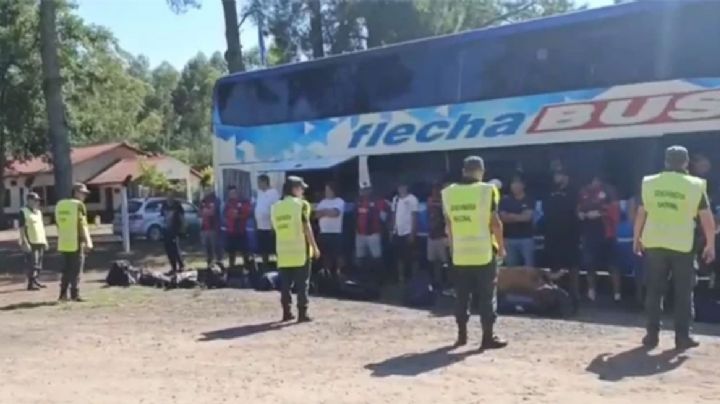 Encontraron drogas y un arma cargada en un colectivo con hinchas de San Lorenzo