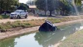 Foto ilustrativa de la nota titulada: Un bebé de un año murió al volcar un auto en un canal de riego
