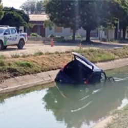 Un bebé de un año murió al volcar un auto en un canal de riego