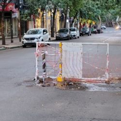 Alerta por un socavón en Ciudad: vecinos piden la reparación urgente