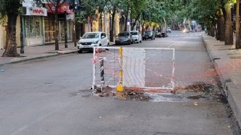 Alerta por un socavón en Ciudad: vecinos piden la reparación urgente