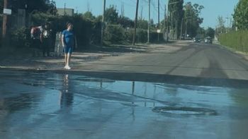 La pérdida de agua que está afectando a la calle Vieytes en Luján de Cuyo