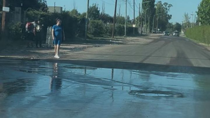 La pérdida de agua que está afectando a la calle Vieytes en Luján de Cuyo