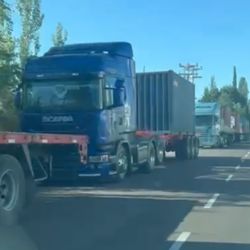 El nuevo asfalto de la calle Terrada fue "estrenado" por un bloqueo de camiones