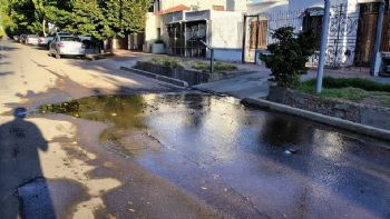 Reclamo: la "pileta pública" que se abrió en una calle de Guaymallén