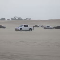 Turistas mendocinos volcaron en los médanos de Villa Gesell 