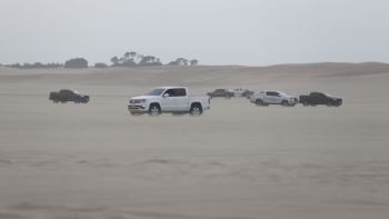 Turistas mendocinos volcaron en los médanos de Villa Gesell 