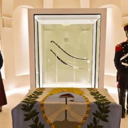 Sacan el sable corvo de San Martín del Museo Histórico Nacional y se lo dan a los Granaderos