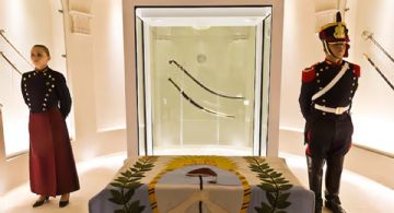 Sacan el sable corvo de San Martín del Museo Histórico Nacional y se lo dan a los Granaderos