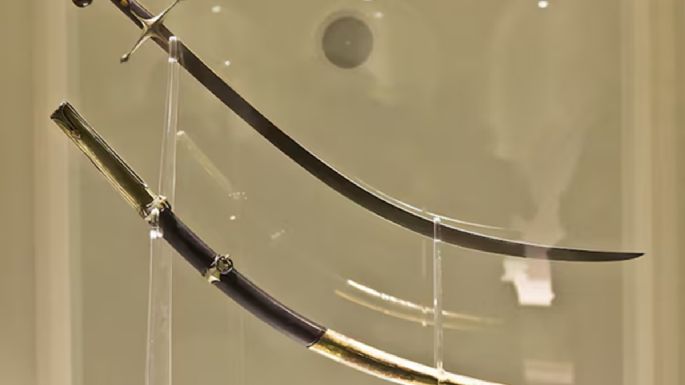 Sacan el sable corvo de San Martín del Museo Histórico Nacional y se lo dan a los Granaderos