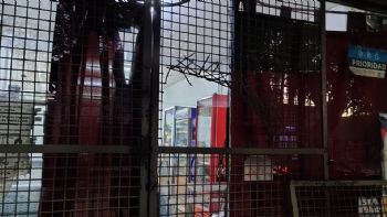 Golpe frustrado en Ciudad: una pareja fue detenida mientras robaba un minimarket