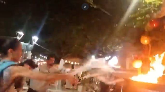 Se incendió un árbol de Navidad durante una protesta antiminera y lo apagaron los ambientalistas 