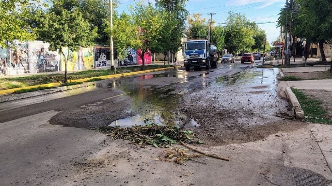 Trampa mortal: un enorme socavón pone en riesgo a peatones y automovilistas en Guaymallén