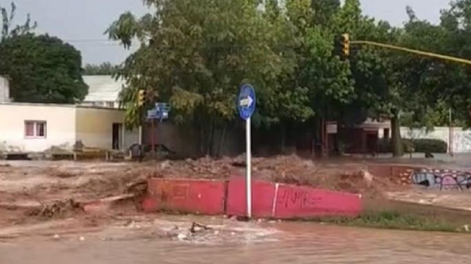 Video: tremendo desborde de un canal en Las Heras