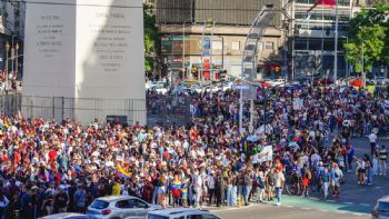 Miles de venezolanos festejaron en el Obelisco la caída de Maduro