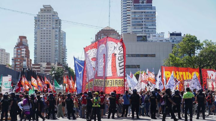 La izquierda se movilizó a la embajada de Estados Unidos
