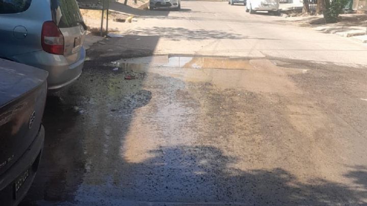 Vecinos de Guaymallén reclaman por una pérdida de agua que lleva varios días