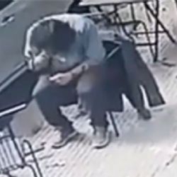 Sobrevivió de milagro: comía en Palermo y un blindex le cayó en la cabeza