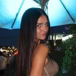 Escracharon a un senador uruguayo por ver fotos de Zaira Nara en plena sesión 