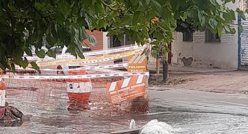 La "fuente" que brota desde el asfalto en Dorrego