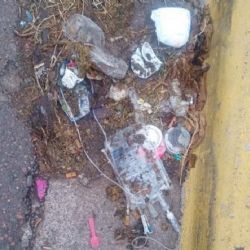Alarma en Maipú por residuos patológicos tirados en plena calle frente al hospital Paroissien