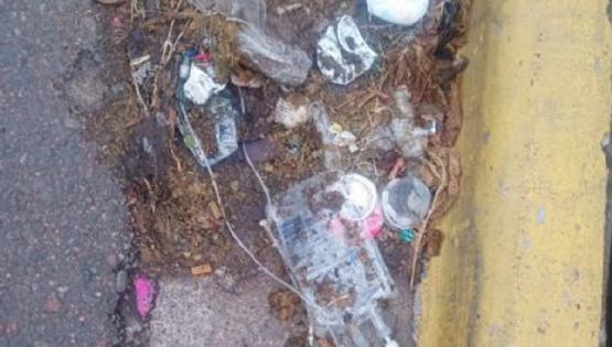 Alarma en Maipú por residuos patológicos tirados en plena calle frente al hospital Paroissien
