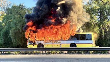 Foto iliustrativa de  Fotos y videos del micro que se incendió en el Acceso Este