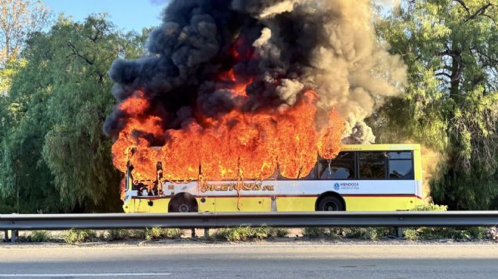 Fotos y videos del micro que se incendió en el Acceso Este