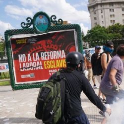 Reforma laboral: manifestantes y policías se enfrentaron afuera del Congreso