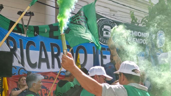 Paro y protesta frente a la Legislatura contra la reforma laboral