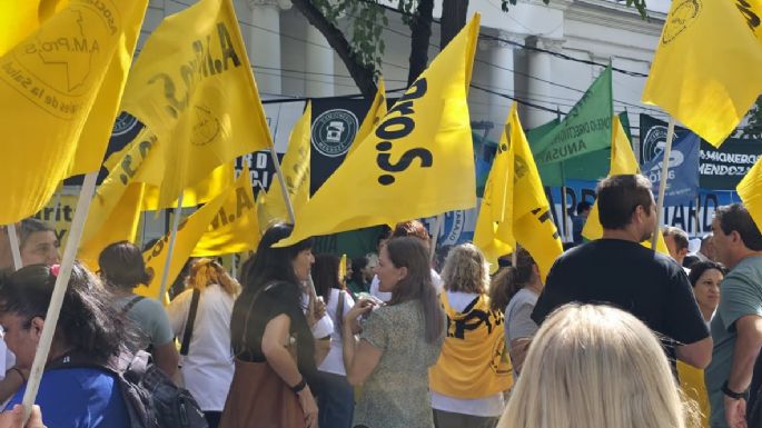 Paro y protesta frente a la Legislatura contra la reforma laboral
