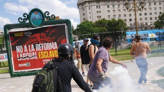 Reforma laboral: manifestantes y policías se enfrentaron afuera del Congreso
