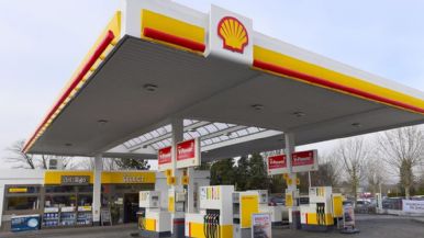 Foto iliustrativa de  Se define la venta de Shell: Manzano es el candidato para quedarse con las estaciones y la refinería