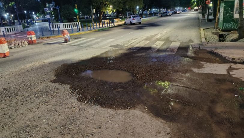 Vecinos alertan por un socavón en Ciudad
