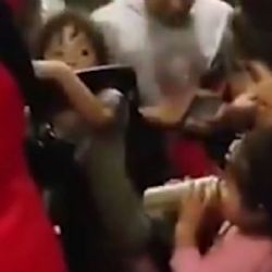 Le dio cerveza a su bebé en un tren y Capital Humano la denunció 