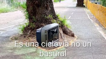 Indignación en Luján de Cuyo: tiran un televisor viejo en plena ciclovía