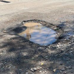 Pozos y pérdidas de agua amenazan a conductores en la calle Vieytes