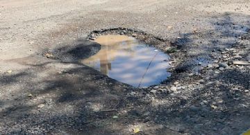 Pozos y pérdidas de agua amenazan a conductores en la calle Vieytes