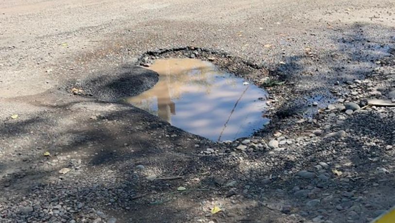 Pozos y pérdidas de agua amenazan a conductores en la calle Vieytes"